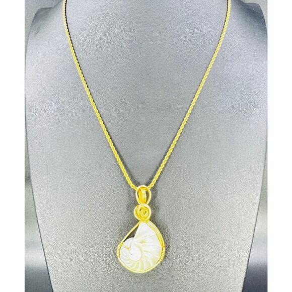 Iridescent Sea Shell Spiral Wired Pendant Gold Tone Chain Necklace 18" - Picture 3 of 13